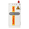 Batterietresor mit rotem Alarmlicht, Sicherheitszeichen und großem "battery safe"-Aufdruck.