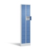 Hochformatiger Schließfachschrank mit 20 Fächern in lichtgrau und fernblau, eine Tür geöffnet.