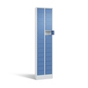 Schließfachschrank mit 30 Fächern, lichtgrau mit fernblauen Türen, auf 100 mm Sockel.