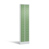 Schließfachschrank mit 30 Fächern, lightgrey und resedagrün, auf einem 100 mm hohen Sockel.