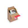 Versandkarton mit Tasse und Füllmaterial als Anwendungsbeispiel, geöffnet und stabil aufgestellt.