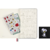 Notizbuch mit Peanuts Illustrationen, Sticker und Lesezeichen in offener Ansicht.