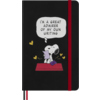 Schwarzes Notizbuch mit Snoopy-Illustration und Sprechblase über das Schreiben.