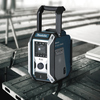 Makita Baustellenradio DMR115 steht auf einer Baustelle zwischen Holzplatten.