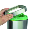 Quadratischer Abfalleimer aus Edelstahl mit grünem Müllbeutel und abnehmbaren Deckel.