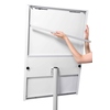 Person befestigt einen Papierblock an einem mobilen Flipchart mit verstellbaren Aufhängezapfen.