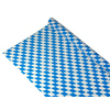 Blaue, wetterfeste Tischdecke mit schwarz-weißer Rautenstruktur, teilweise aufgerollt.