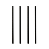 Schwarze Trinkhalme in einer geraden Linie, vier Stück nebeneinander angeordnet.