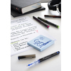 Faber-Castell Tintenroller liegt auf einem Schreibtisch neben Notizen und anderen Stiften.