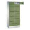 Hochformatiger Schließfachschrank mit 20 Fächern und einer geöffneten Tür in resedagrün.