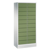 Schließfachschrank mit 20 Fächern in resedagrün auf einem 100 mm hohen Sockel.