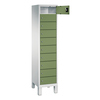 Resedagrüner Schließfachschrank mit 10 Fächern und offener Tür, auf weißen Füßen stehend.