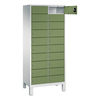 Schließfachschrank mit 20 Fächern in resedagrün und einem offenen Fach, auf weißen Füßen.