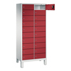 Rubinroter Schließfachschrank mit 20 Fächern und einer geöffneten Tür, auf weißen Füßen stehend.