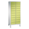 Schließfachschrank mit 20 Fächern in fernblau und grünem Türdesign auf einem Standfuß.