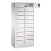 Schließfachschrank mit 20 Fächern, offenem Fach, in lichtgrau mit Sockel.