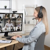 Frau trägt Hama Headset HS-USB400 V2 während eines Videoanrufs am Computer.