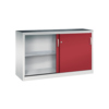 Werkzeugschrank mit einer roten Schiebetür und zwei Regalfächern, Seitenansicht.