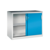 Stahlwerkzeugschrank mit einer blauen Schiebetür und einer offenen Seitenablage.