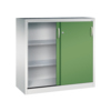 Werkzeugschrank mit einer resedagrünen Schiebetür und offenem Innenraum mit Regalböden.