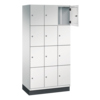 Schließfachschrank mit 12 Fächern, davon ein Fach geöffnet, in lichtgrauer Ausführung.