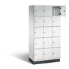 Schließfachschrank mit 15 Fächern, geöffnetes Fach, lichtgraue Oberfläche, auf Sockel.