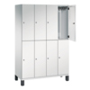 Stahl-Garderobenschrank mit acht Fächern, einer Tür geöffnet und stabilen Füßen in lichtgrau.