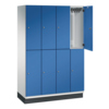 Zweiflügeliger Kleiderschrank mit blauen Türen und offenem Fach, auf grauem Sockel.