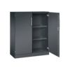 Schwarzgrauer Flügeltürenschrank mit zwei Türen und drei Innenregalen, halb geöffnet.