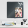 Laminiergerät mit Erstbeispiel-Anwendung und Fotos auf einer Wand in einem modernen Raum.