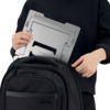 Person legt einen Laptopständer in eine schwarze Laptoptasche.
