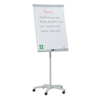 Mobiles Flipchart mit einem weißen Schreibfeld und einem Stativ auf Rollen.