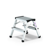 Klappbare Trittleiter aus Aluminium mit rutschsicheren Standflächen und zwei Stufen.