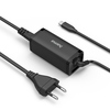 Schwarzes GaN-Netzteil mit Kabel und USB-C-Anschluss für Laptop und Tablet.