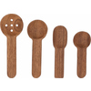 Vier Löffel aus Akazienholz in verschiedenen Formen und Größen auf einem weißen Hintergrund.