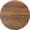 Rundes Schneidebrett aus Akazienholz mit gelaserter, handgeschriebener Typografie.