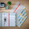 Zahlenregister mit farbigen Taben und austauschbarem A4-Deckblatt auf einem Tisch liegend.