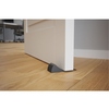 Türstopper aus Elastomer blockiert Tür in offener Position auf einem Holzfußboden.