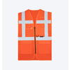 Signal-orange Warnweste mit Reflexstreifen und mehreren Taschen, Vorderansicht.