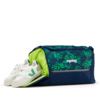 Sporttasche mit getrenntem Schuhfach, im Bild mit Schuhen, in Blau-Grün gehalten.