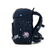 Rückansicht eines blauen ergobag Schulranzens mit planetarischen Motiven und Seitentaschen.