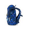 Seitenansicht eines blauen Kindergartenrucksacks mit Wassertropfen-Muster und seitlicher Tasche.