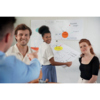 Modulares Whiteboard an einer Wand mit Personen, die ein Diagramm diskutieren.
