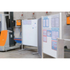 Drei mobile Whiteboards stehen flexibel im Industrieumfeld, mit angehefteten Dokumenten.