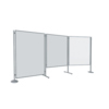 Drei mobile Whiteboards als Raumteiler in grauer Farbe, auf silbernen Füßen stehend.