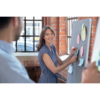 Zwei Personen interagieren mit einem multifunktionalen Whiteboard in einem modernen Arbeitsumfeld.