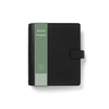 Schwarzer DIN A5 Organiser aus Kunstleder mit einem grünen Etikett.