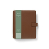 Brauner A5-Organizer aus Kunstleder mit einem grünen Etikett auf der Vorderseite.