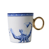 Tasse mit goldfarbenem Griff und blauer Skorpion-Illustration auf weißem Hintergrund.