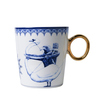 Tasse mit goldfarbenem Henkel und blauer Illustration eines Schützen mit surrealistischen Tieren.